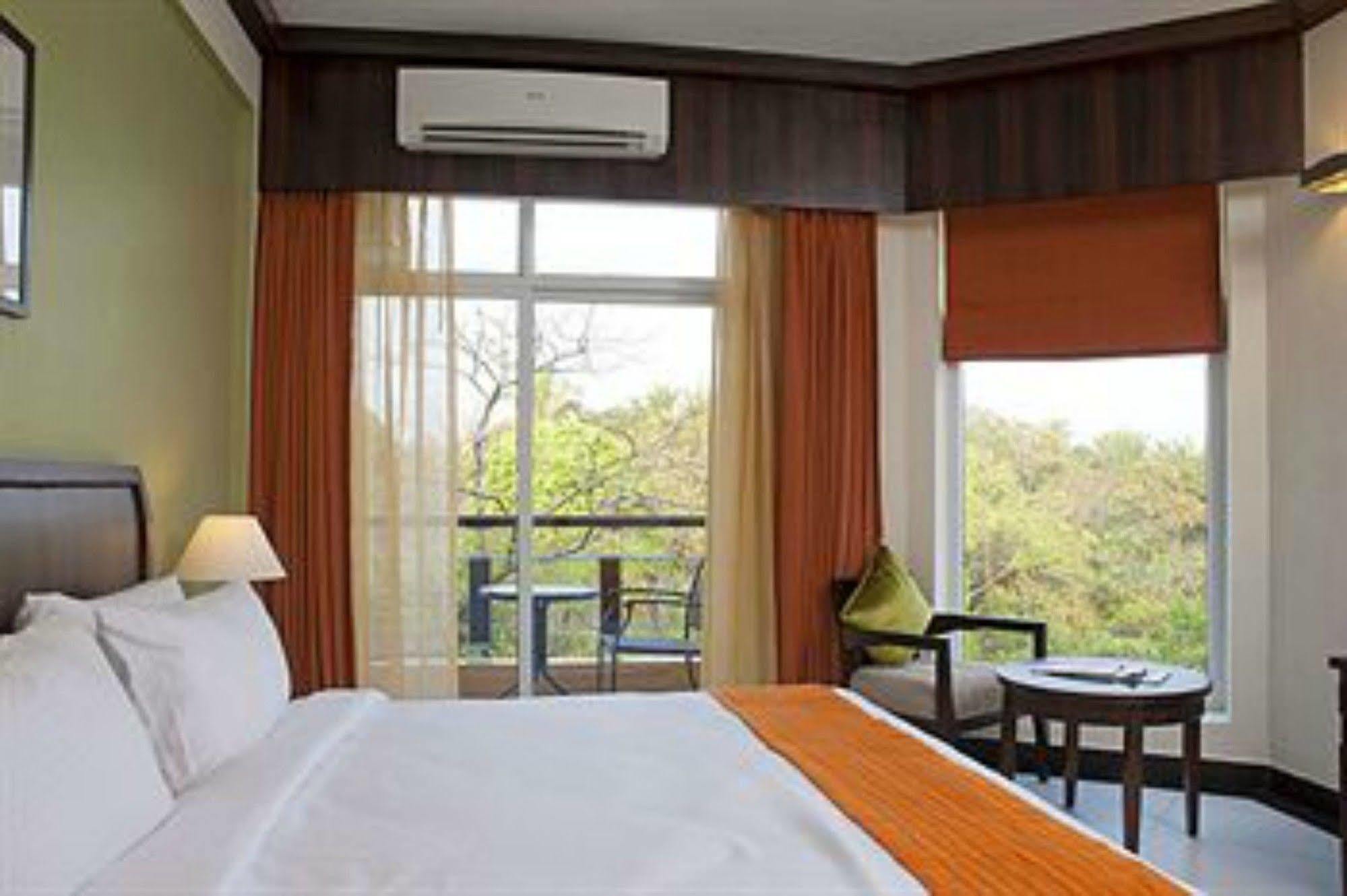Lemon Tree Hotel, Tarudhan Valley, Manesar Gurgaon Zewnętrze zdjęcie